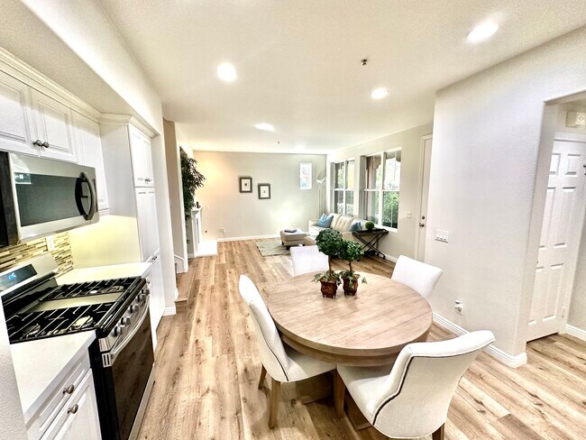 Building Photo - 37 Stepping Stone