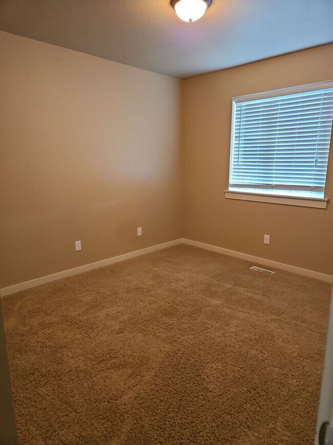 Building Photo - Beautiful 3 bedroom 2 bath home with a great location.