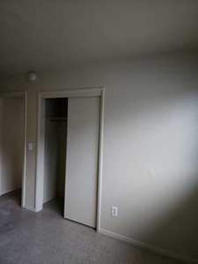 Building Photo - Leon Avenue - Nice Wood Cabinets