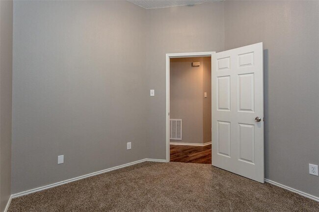 Building Photo - 923 Golden Grove Dr