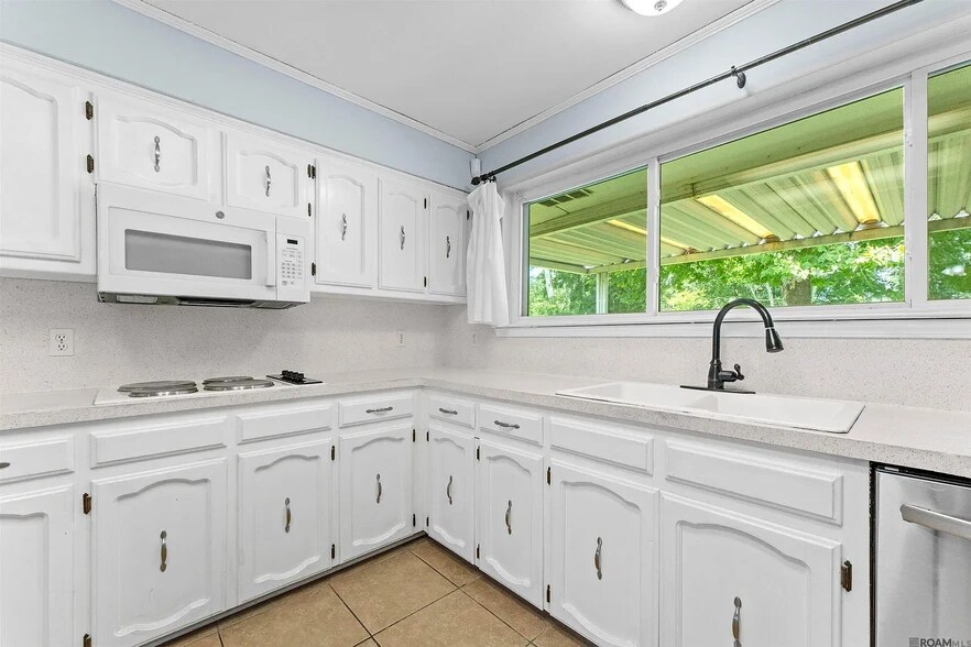 Building Photo - 6362 Westridge Dr
