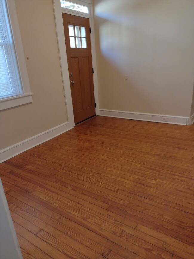 Living room - 441 W Lemon St