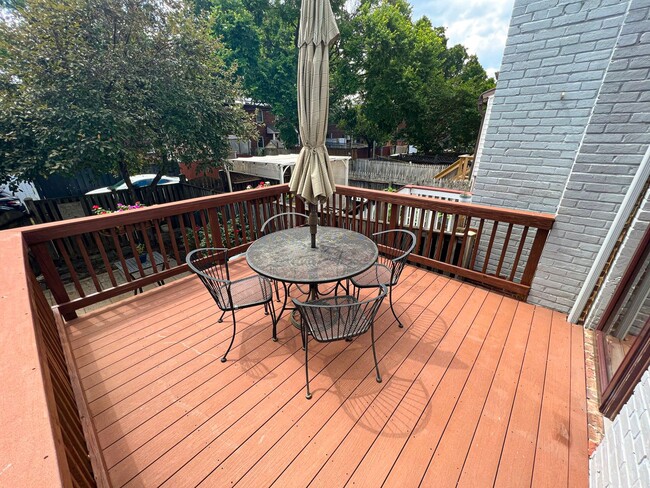 Building Photo - Charming 2 Bed 2 Bath Brick Townhome With A Fully Fenced Yard In Beautiful Foxcroft Heights