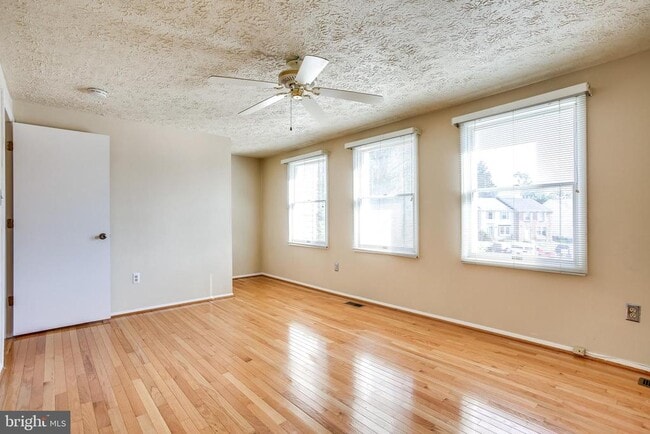 Building Photo - 6075 Cedar Wood Dr