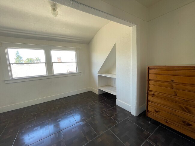 Back Bdrm 3 - 1230 Burnett St