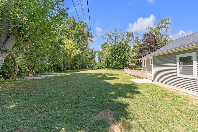 Building Photo - 9045 Hillcrest Dr