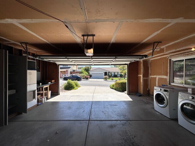 Building Photo - THIS is YOUR home, stunning 4/2 w/ AC, near Foothills