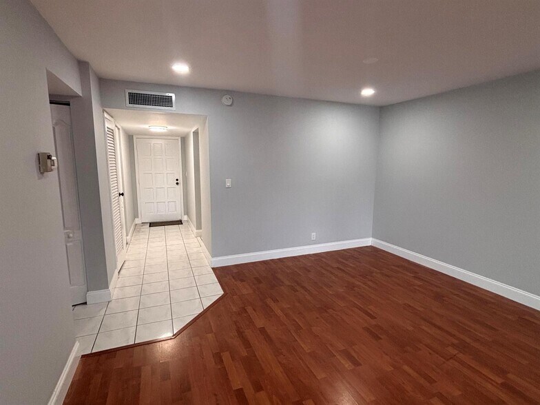 Building Photo - 6100 S Falls Circle Dr