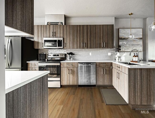 Building Photo - Luxury Apartment