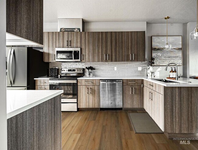 Building Photo - Luxury Condo -  1/2 Off 1st Month's Rent