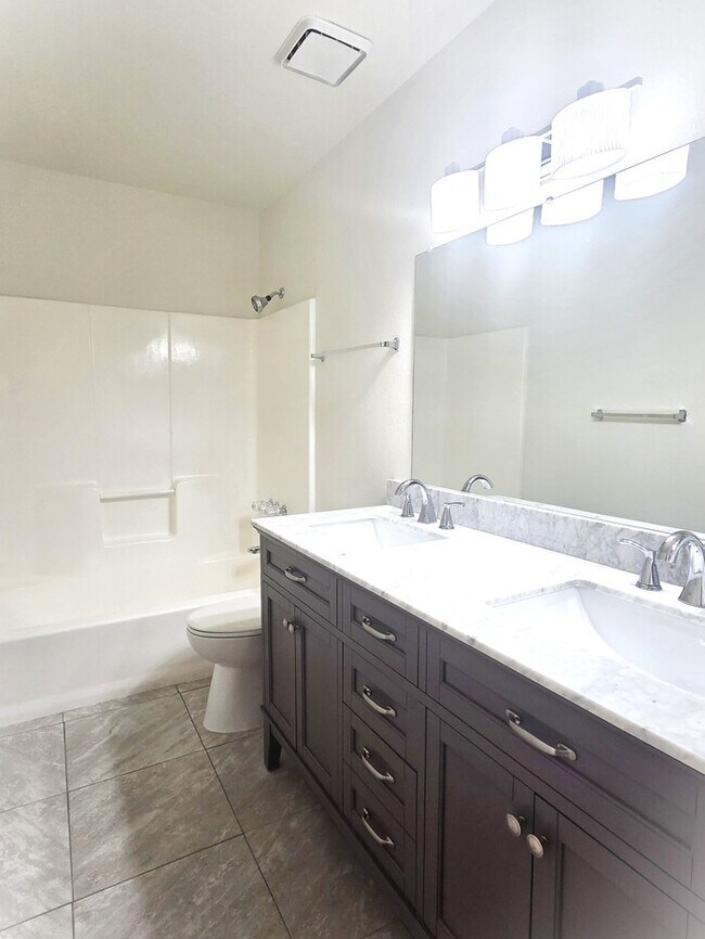 Building Photo - Cute 2 bedroom 1.75 bathroom