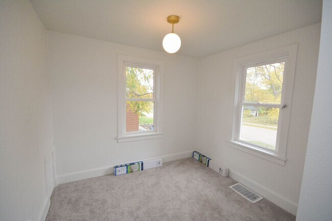 Building Photo - Fantastic Uptown home with amazing details throughout!