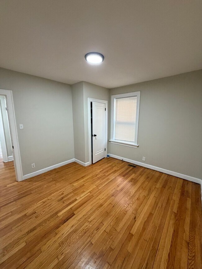 Building Photo - 5041 Lindenwood Ave