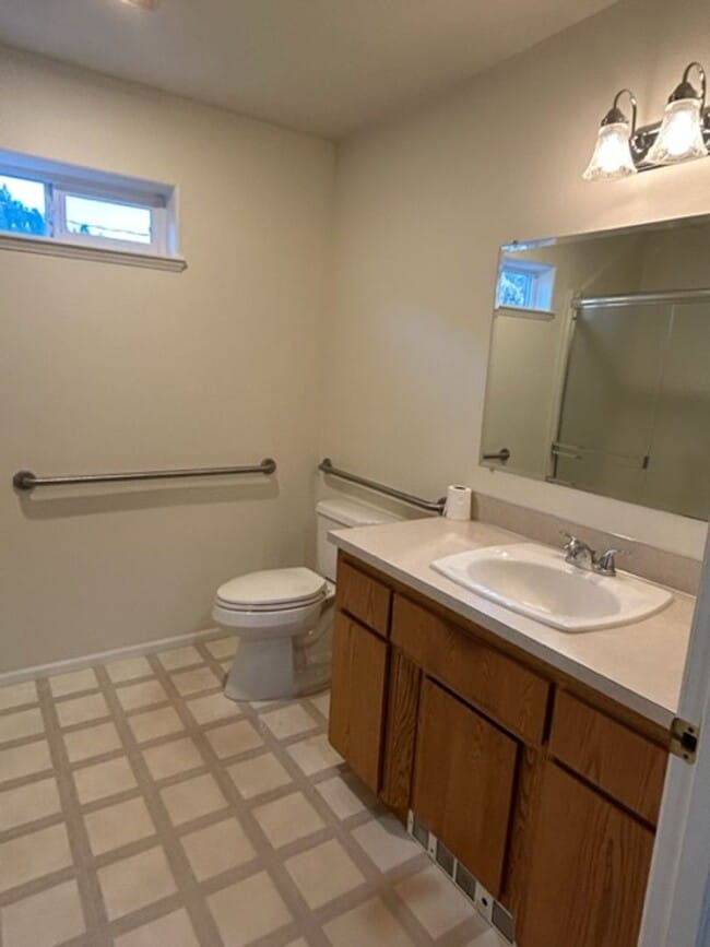 Building Photo - 422-422 Division Ave