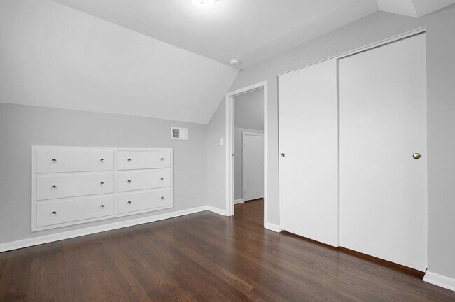 Building Photo - 2229 Middlehurst Dr