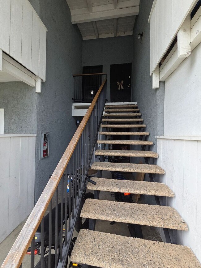 Building Photo - Spacious 2 Bedroom 2 Bath Upstairs Condominium