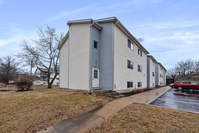 Building Photo - POPLAR PLACE