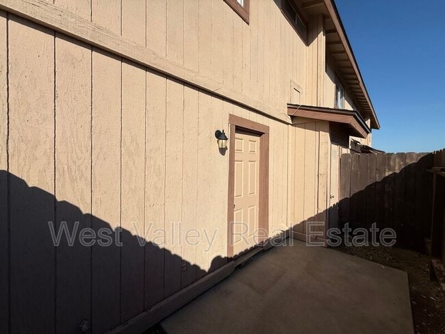 Building Photo - 205 W Ash St