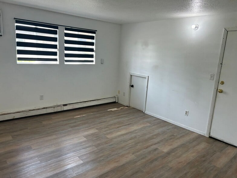 Building Photo - 1720 E 12th St