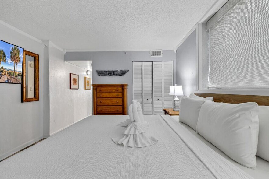 Building Photo - 2310 N Ocean Blvd