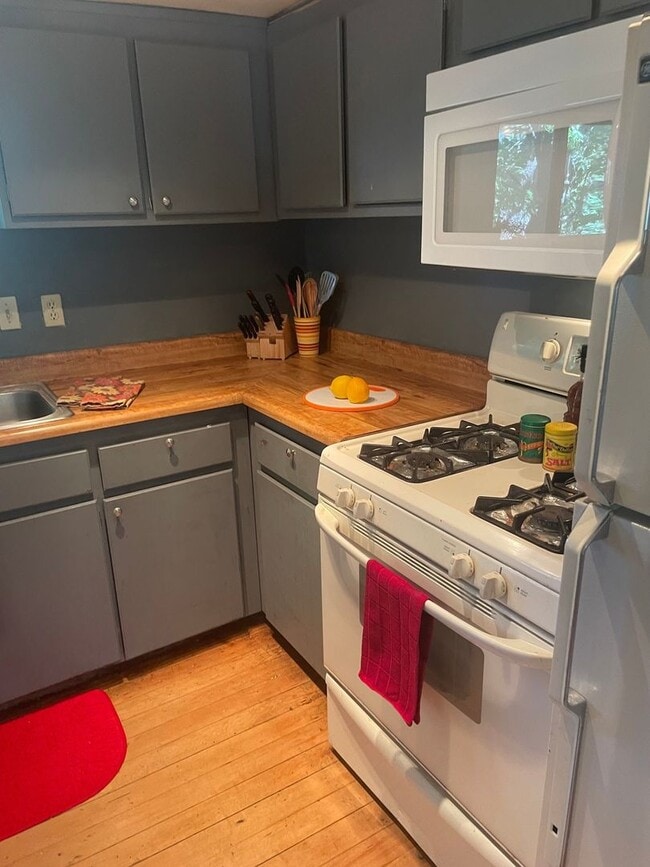 Building Photo - Lovely Home: 2BR+Bonus at Cul-De-Sac in Gr...