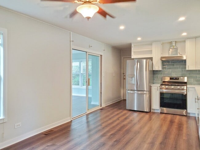 Building Photo - 720 Country Ln S