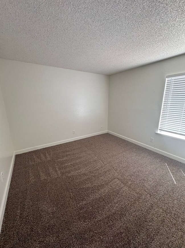 Building Photo - Downstairs Visalia apartment move in ready!