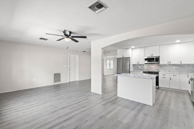 Building Photo - Home For Rent in St Petersburg!
