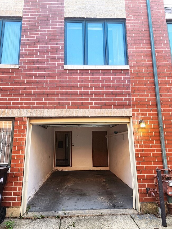 Building Photo - 2102 S China Pl