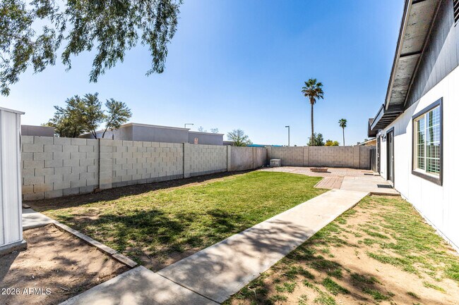 Building Photo - 7613 W Devonshire Ave