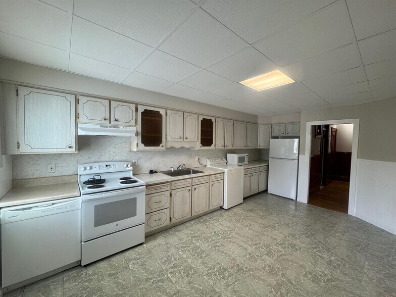 Building Photo - 795 Cambridge St