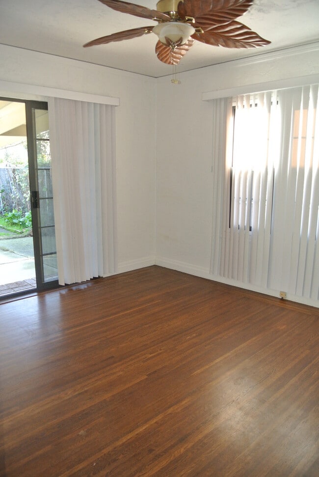 Building Photo - **COMING SOON!!** Spacious 2 Bedroom, 1 Bathroom Home near Convenient Old Town Pittsburg
