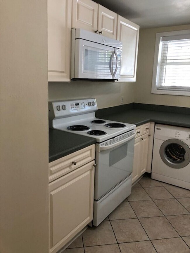 Building Photo - 414 E Park Ave