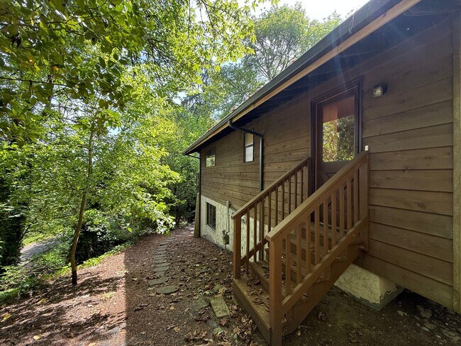 Building Photo - 3 Bed 2.5 Bath in the Heart of Bellevue
