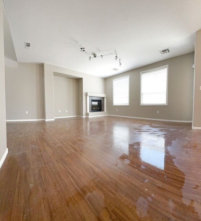 Building Photo - Vaulted Ceiling Home, Gated Community w/ P...
