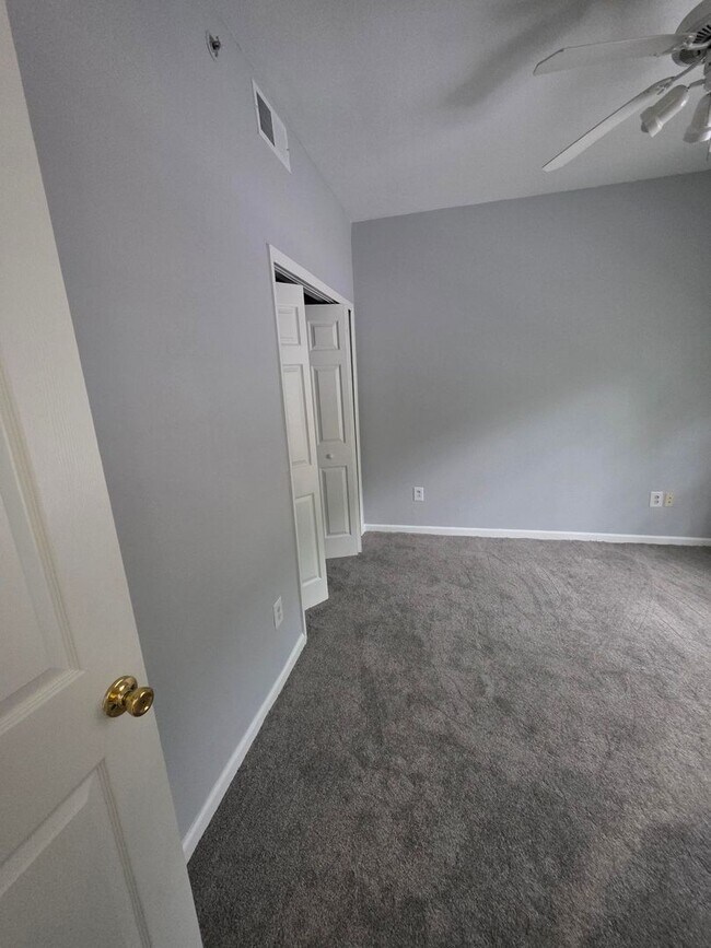 Building Photo - LEGENDS 3 Bedroom