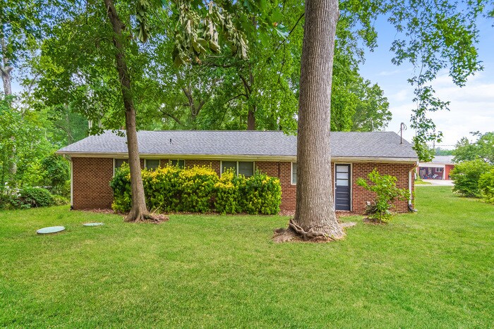Building Photo - 8609 Lobelia St