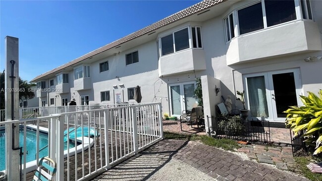 Building Photo - 840 Pine Dr