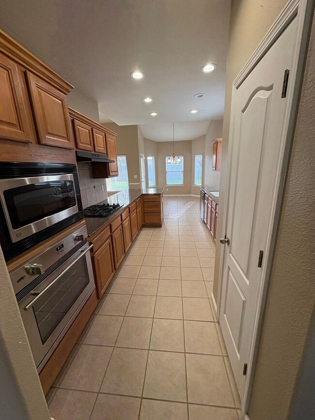 Building Photo - Spacious Tulare Home Available Now!