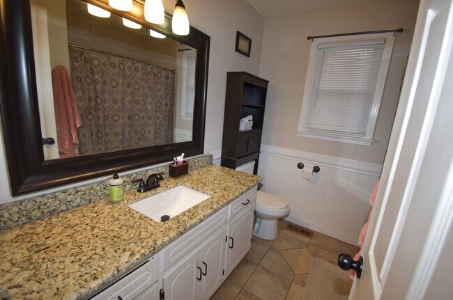 Building Photo - Large 3 Bedroom 3 Bath Home For Rent in Sa...