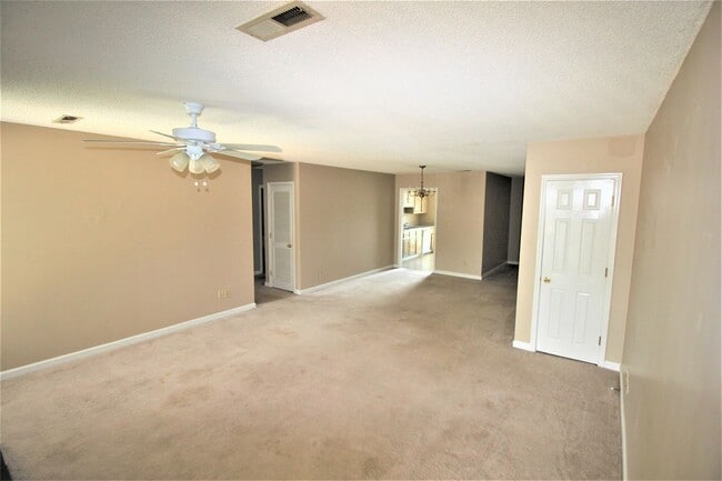 Building Photo - Move In Special: 1/2 Off 1st Month's Rent!