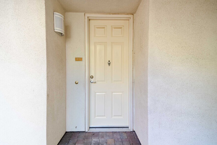 Building Photo - 301 Crescent Ct