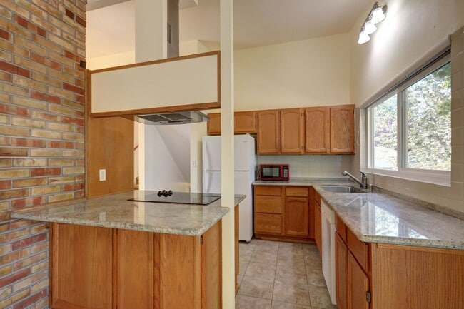 Building Photo - Lovely 4BR 1.75BA Bellevue Tri-Level Home