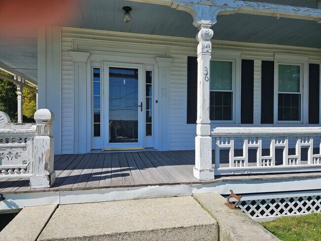Building Photo - 2 Bedroom townhouse style apartment