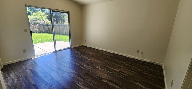 Building Photo - 8468001/37T