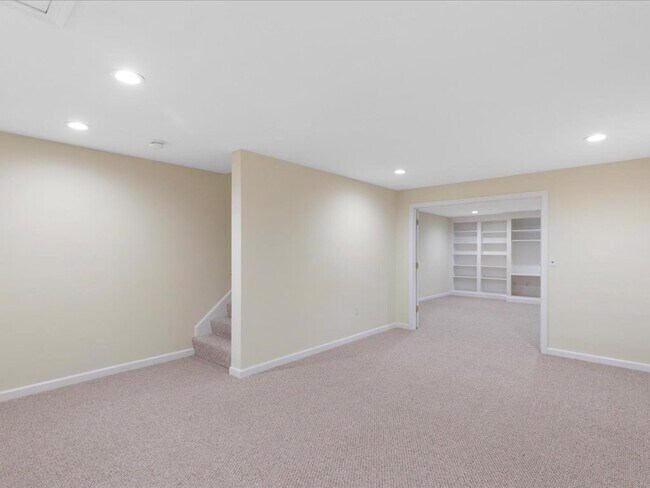 Building Photo - 32 Silver Brook Ln