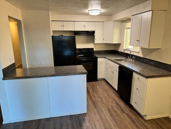 Building Photo - Updated 2-bedroom 1.5 bath duplex in Springfield!