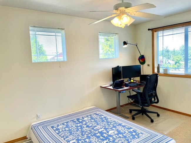 Building Photo - Spacious 4 bedrooms + Den, A/C! Pet(s)!