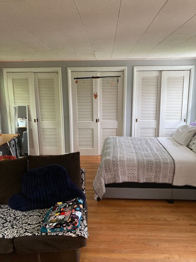 Building Photo - 3 bedroom, 1 bath House: Available August ...