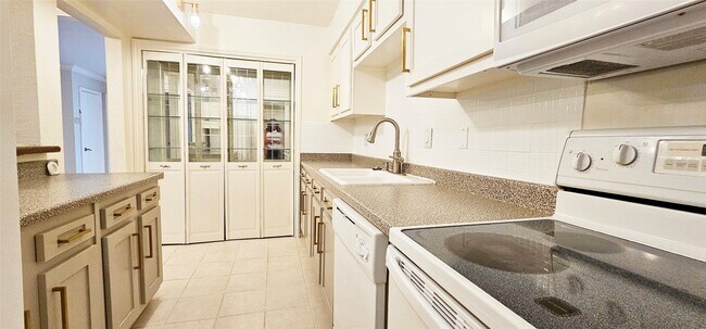 Building Photo - 11550 Chimney Rock Rd